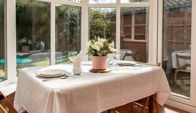 Cosy Homely House with Conservatory and Garden