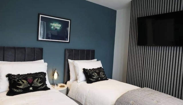 Cosy Refurbished 4-Bed Home | Double Parking | Near Legoland & Reading