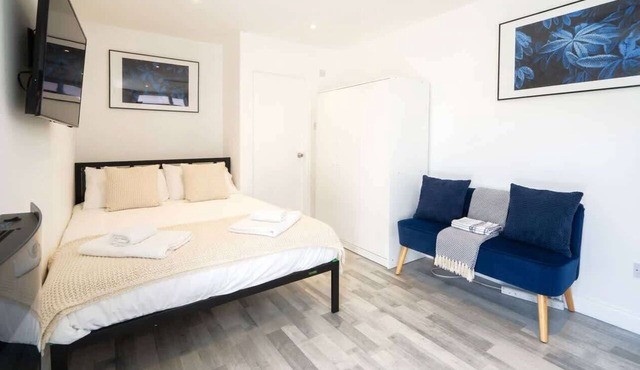 Cosy Studio Apartment with Parking & Garden