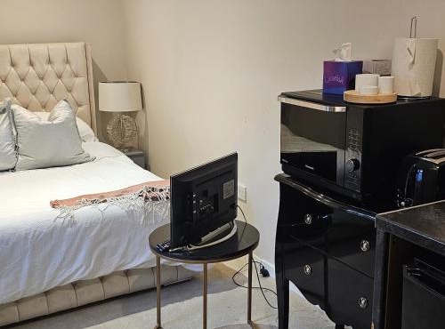 Cosy Studio Getaway - Free Parking & Central Links