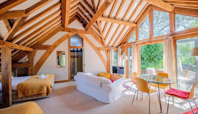 Cosy Studio with Patio, Seating & Private Parking