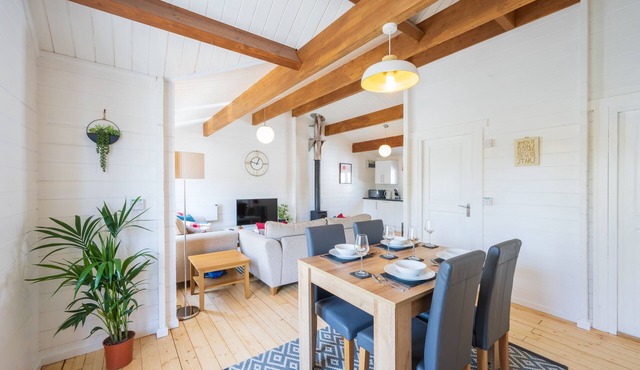 Cosy Two-Bed Cabin, 5 Minutes from the Coast