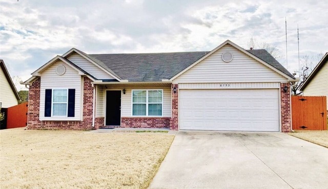 Cozy Broken Arrow Home - Special Pricing for 30+ day stays!