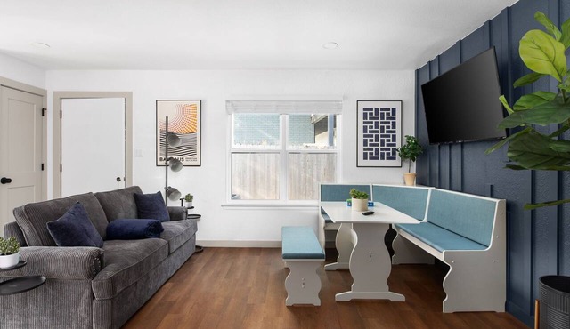 Cozy-Chic 2BR Patio Ideal for Groups