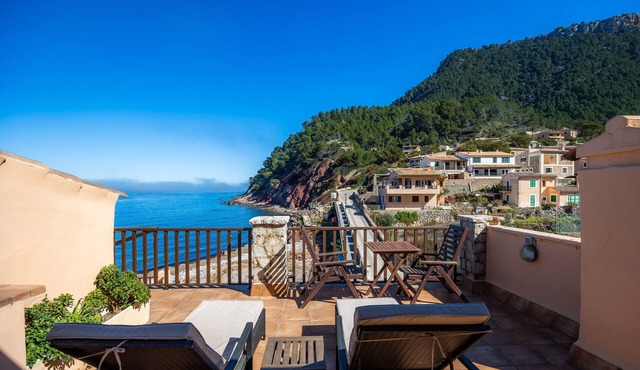 Cozy Cottage with Extraordinary Location Near the Sea