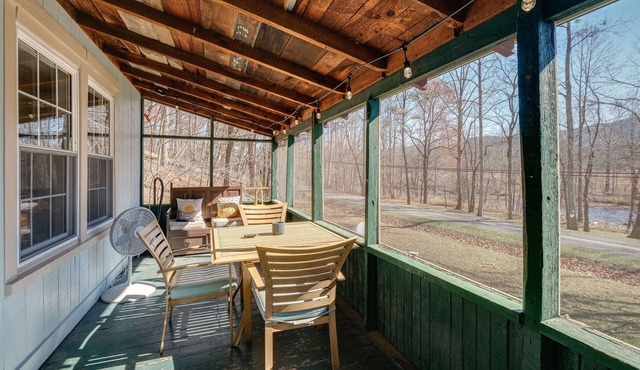 Cozy Eagle Rock Cottage on the Creek w/ Loft!