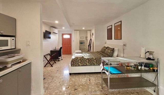 Cozy Quiet, artistic studio apartment AC, Wi-Fi, generator and cistern