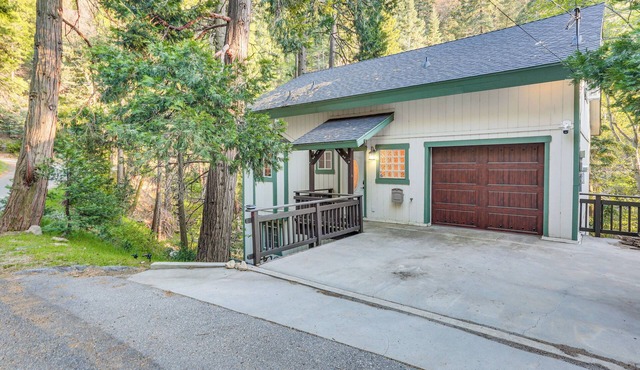 Crestline Home w/Deck < 2 Mi to Lake Gregory!