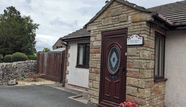 CROFT HOUSE COTTAGE, pet friendly, with a garden in Shap