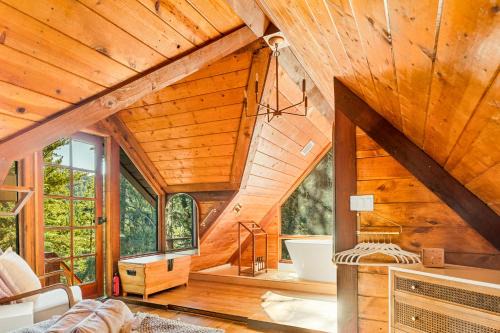 Cute Romantic Cabin With Hot Tub 5 Min from Lake