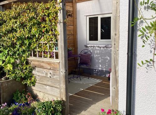 Cute self-contained guest room with ensuite and private decked porch in Glastonbury