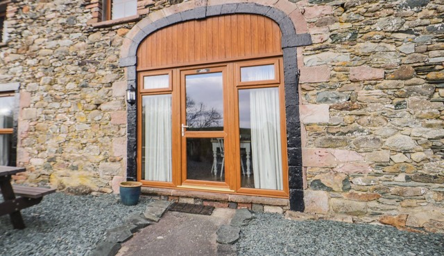 DAISY COTTAGE, character holiday cottage, with hot tub in Penruddock