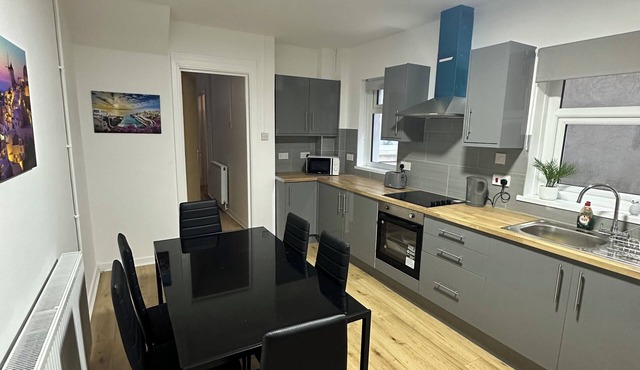 Delightful 4-bedroom house in Cardiff City Centre