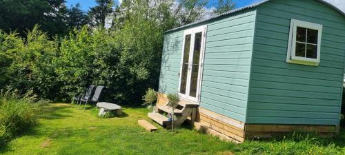 Delightful Shepherd's Hut set in peaceful meadow