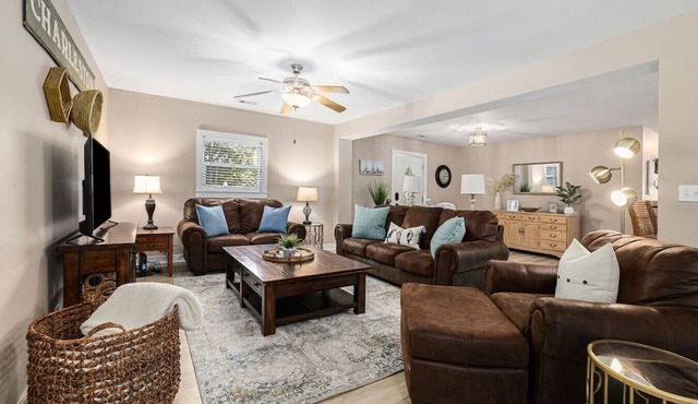 Delightful, Spacious 4BR/2BA close to Shem Creek!