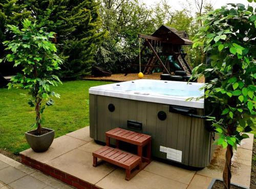 Deluxe 1 Bed Versace Hot Tub Sky TV Cinema Screen