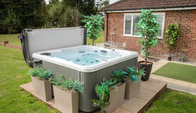 Deluxe 2 Bed Versace Hottub Skytv