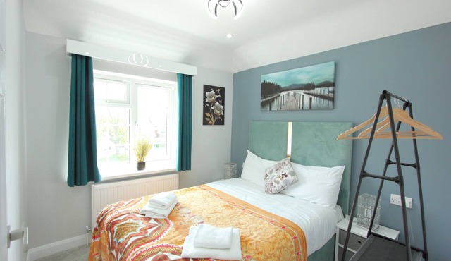 Deluxe 3 Bedroom 2 Bath House &Parking by CozyNest