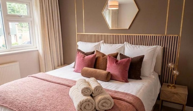 Deluxe Large 5-Bed-2 Baths-Parking-Great for Groups-Contractors-Families-Royal Leamington Spa-Warwickshire-By The Home Makers Hub