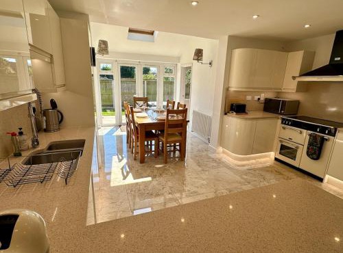 Detached, 4 Double Rooms, 2 En-Suites, 5 Car Parking