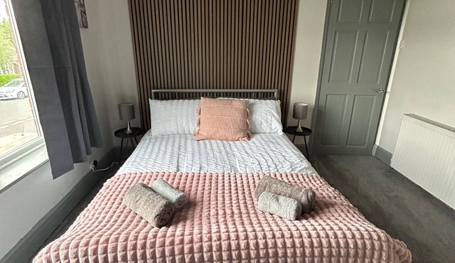 Detached House Sleeps 5 with Garden and Parking
