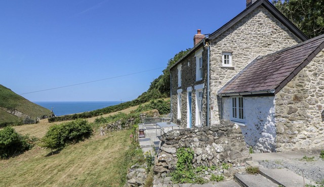 DOLWYLAN COTTAGE, pet friendly, character holiday cottage in New Quay