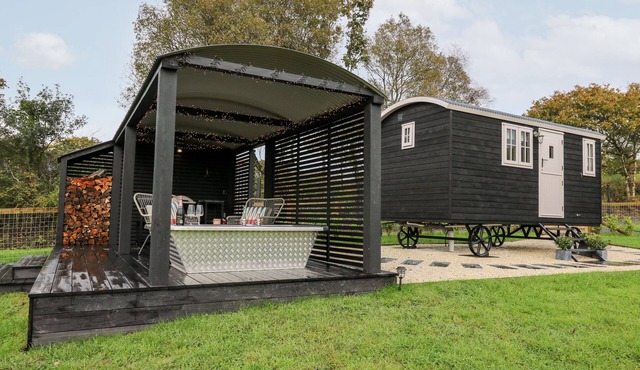 DRAGONFLY SHEPHERD'S HUT, pet friendly, with a garden in Aberaeron