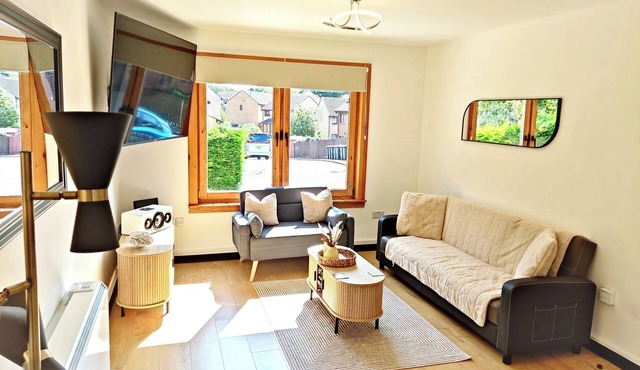 Dundee Beach Villa, with Parking, 70' Smart Tv, Historic Cox Tower of Dundee