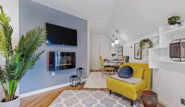 East Beach flat, balcony with sea-views, jacuzzi