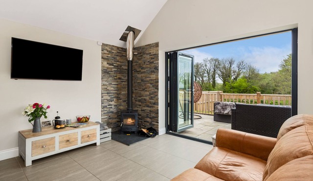 Elm Tree Cottage With Pond View