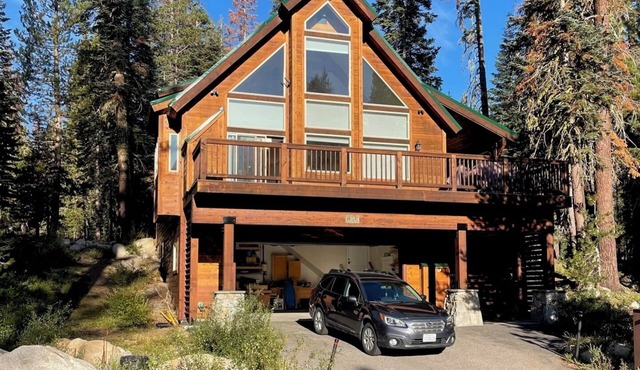 Enjoy the High Sierras at the Hillside Mountain Retreat, elegantly rustic cabin