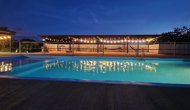 Entire 6 Bedroom Retreat With Pool - 16 guests