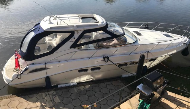 ENTIRE YACHT -LUXURY -TRANQUIL -RELAXING- PEACEFUL - ESCAPE -HEATED -2 Double bedrooms both en-suit -70sqm - sleeps up to 4 people - moored on our Private Island - nearby LEGOLAND THORPE PARK ASCOT RACES WENTWORTH LONDON Lapland UK NO Parties