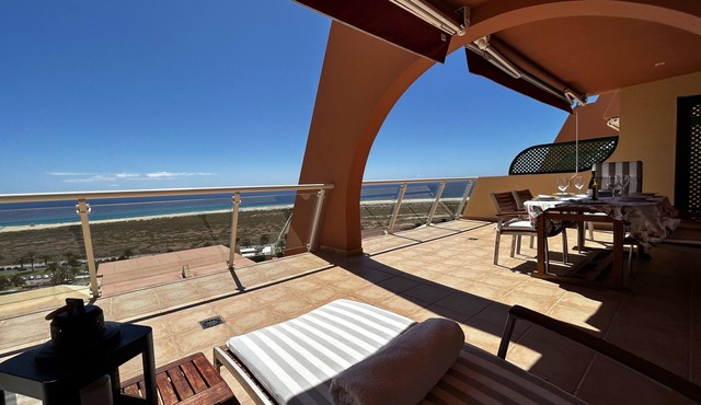 Large terrace, views of the beach, sunny, free Wifi, spacious and comfortable