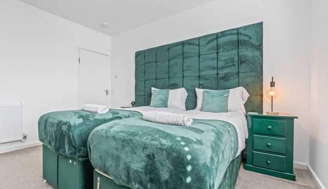 Esmerelda | Sleeps 8 | Contractors | Free Parking