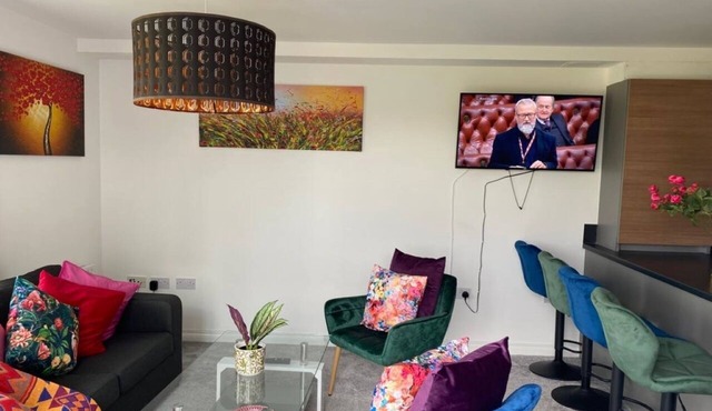 Exclusive Contemporary Apartment with Balcony & Free Parking