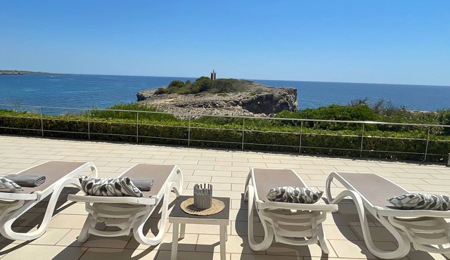 EXCLUSIVE MODERN LUXURY APARTMENT WITH DIRECT SEA ACCESS, PRIVATE POOL. WIRELESS INTERNET ACCESS