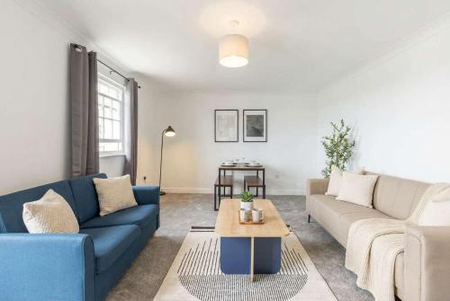 Fabulous 1 Bed Harbour-side Apartment with Balcony