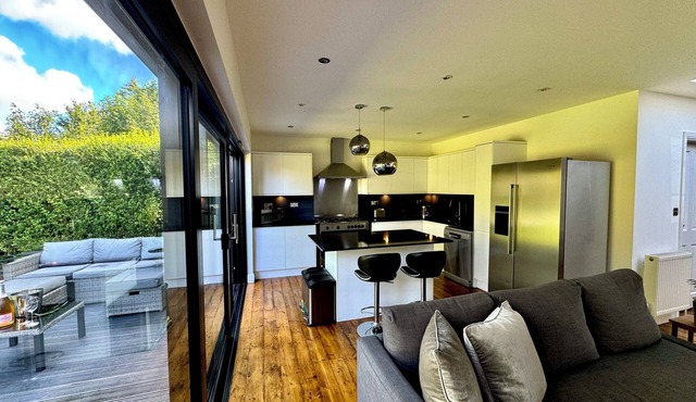Fabulous 4 bed Art Deco Home near St Albans · Large Garden · Parking · Wi-Fi.