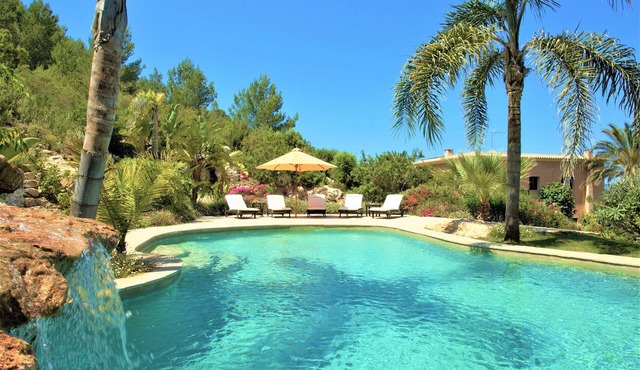 Fantastic Luxury Villa with Guest House, Wi-Fi, Pool, Garden and Stunning Sea Views