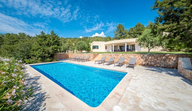 Fantastic Estate with Mountain View, Pool and Wi-Fi; Pets Allowed, Parking Available