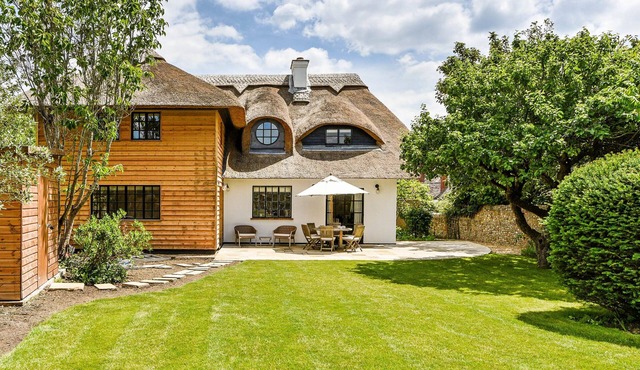 Farthings by inspirestays.com - a cottage with pool that sleeps 9 guests (6 adults max) in 4 bedroom