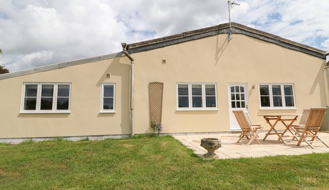 FLAGSTONE COTTAGE, character holiday cottage in Stow-On-The-Wold