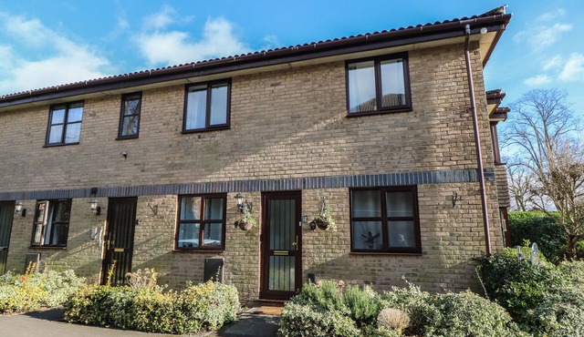 FLAT 2, CLIFTON GARDENS, pet friendly, with a garden in Southampton