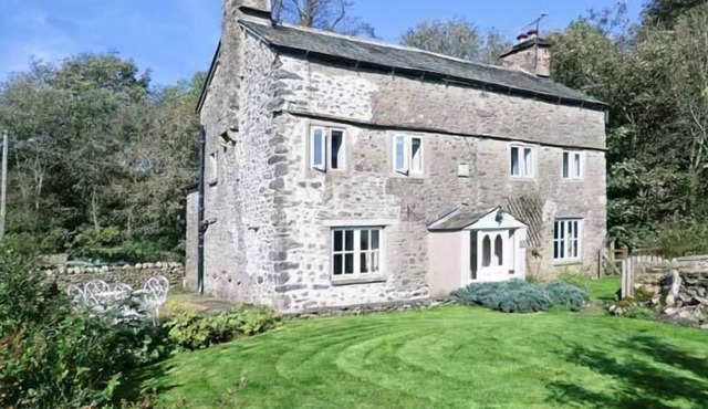 FLESHBECK COTTAGE, family friendly, with open fire in Kirkby Lonsdale