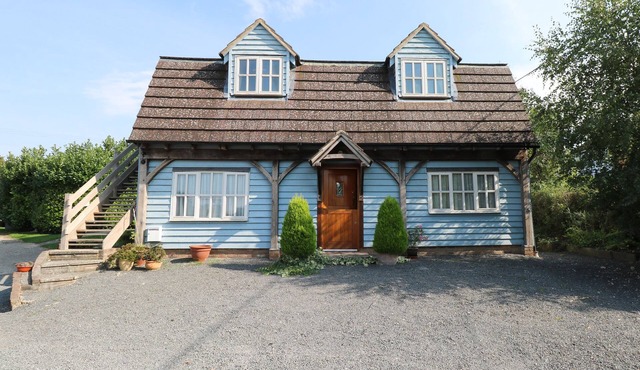 FLINK'S BARN, romantic, character holiday cottage in Thaxted
