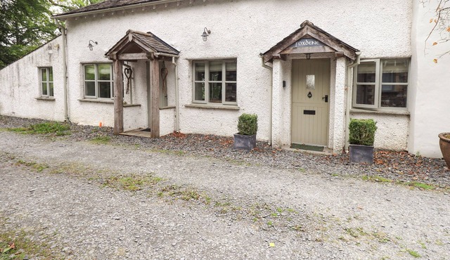 FOXDENE COTTAGE, pet friendly, with hot tub in Underbarrow