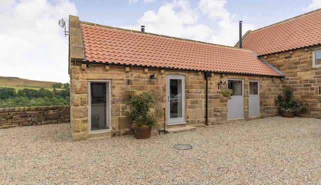 FOXGLOVE, pet friendly, with hot tub in Goathland