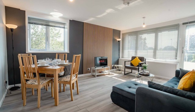 Free Parking Spacious 2BR Sleeps 5 - Families & Contractors