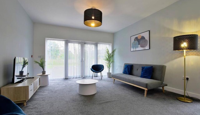 FREE PARKING - Spacious 2-BR close to Salford Royal